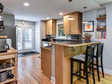 Breakfast bar and kitchen built-in shelving