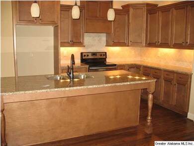 Beautiful kitchen bar, granitic counter tops, plen