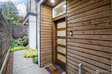 Entry sits off of main street, corner unit, in a prime Greenwood location.  Enjoy the proximity to restaurants, shopping, Northgate, UW, light rail and buses.