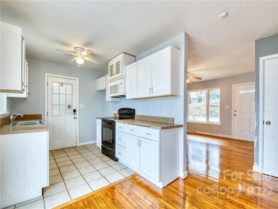 cute kitchen w/ tile floor