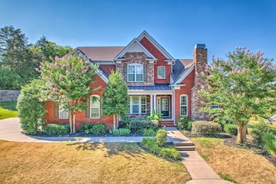 This 4,729 sqft hoje is on a No Thru Traffic circle!