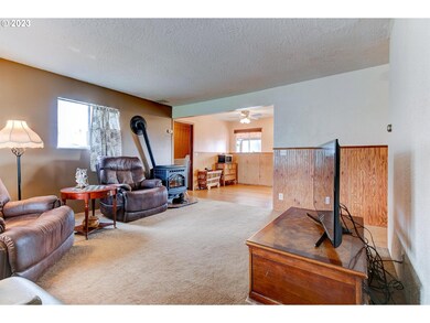 637 NE Center St, Sheridan, OR 97378 - photo 4