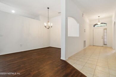940 - Foyer:Dining