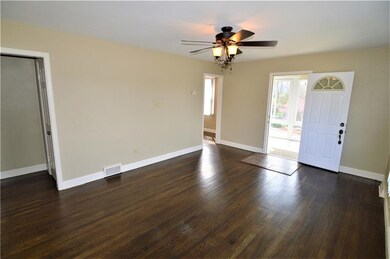 A view of the good sized living room towardthe fro