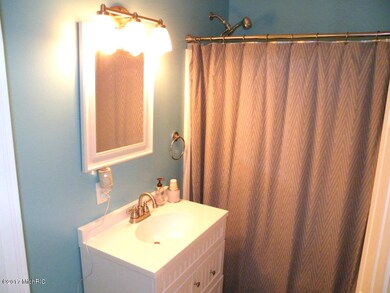 510 N Hudson St, Lowell, MI 49331 - photo 3