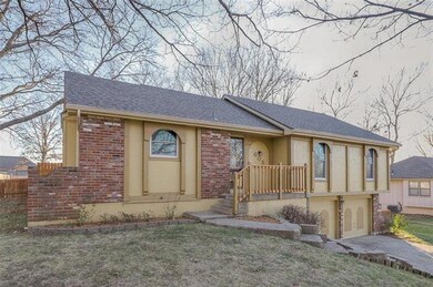 605 Loran Ln, Raymore, MO 64083 - photo 3