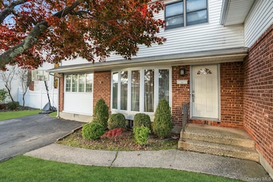 22 Schuyler Dr, ComMacK, NY 11725 - photo 7