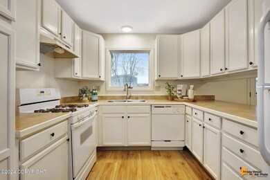 Light and bright kitchen!