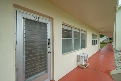 223 Norwich J, West Palm Beach, FL 33417 - photo 3