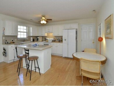Large Kitchen w/Center Island