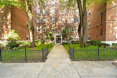 821 Bronx River Rd unit 5J, Bronxville, NY 10708 - photo 2