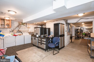 526 S Chapel Gate Ln, Baltimore, MD 21229 - photo 5