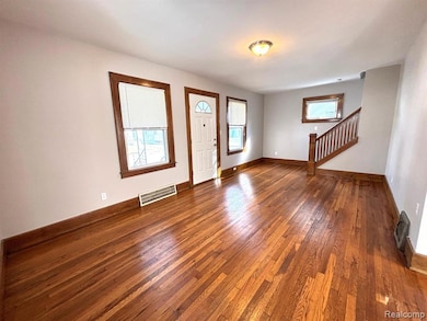 536 E Jarvis Ave, Hazel Park, MI 48030 - photo 2