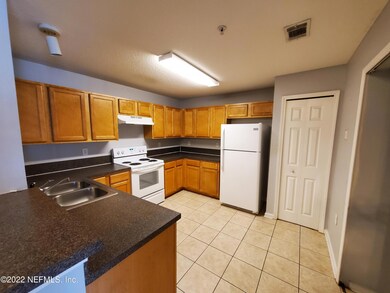 5201 Playpen Dr unit 15, Jacksonville, FL 32210 - photo 2