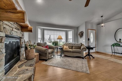 Living Room w Bay Window