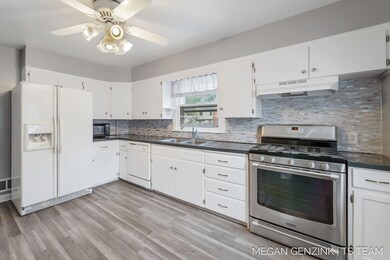22-web-or-mls-243 W 24th St, Holland-22