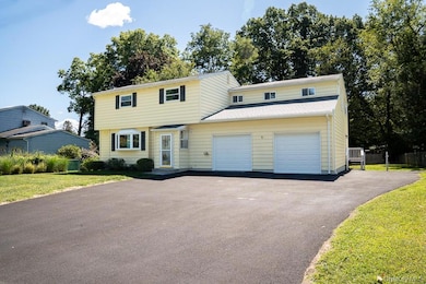 25 Robin Rd, Poughkeepsie, NY 12601 - photo 2