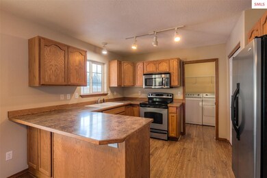 Breakfast bar, pantry, Stainless appliances open t