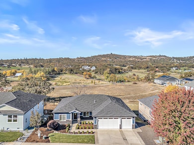 407 N Deanjou Ave, Eagle Point, OR 97524 - photo 2