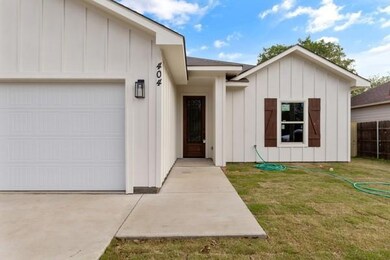 404 Erie St, Cleburne, TX 76031 - photo 2