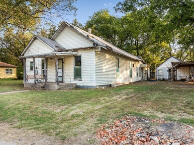 Bungalow featuring a front lawn