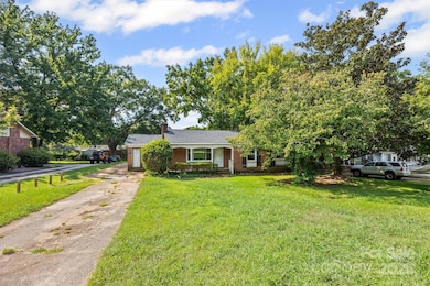 1109 W Edgemont Dr, Lancaster, SC 29720 - photo 2