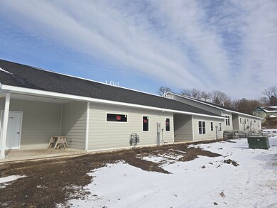 709 Washington St unit 4, Decorah, IA 52101 - photo 3