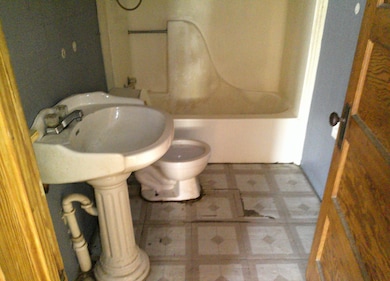 115 W 8th St, Saint Elmo, IL 62458 - photo 6