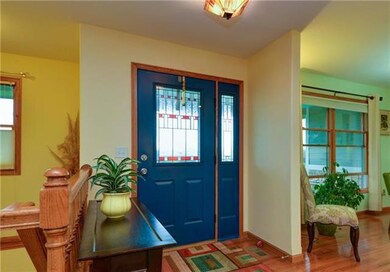 ROOMY ENTRY WAY