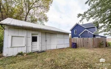 903 Poplar St, Wamego, KS 66547 - photo 4