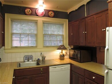 Well organized kitchen with lots of cabinets