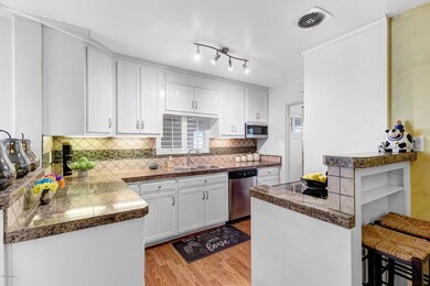 Eat in kitchen w bar