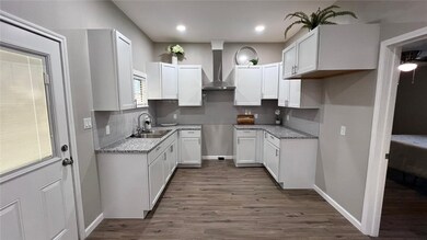 901 E Kennedy St, Beeville, TX 78102 - photo 5