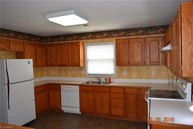 205 Hidden Creek Cir, Salisbury, NC 28147 - photo 3