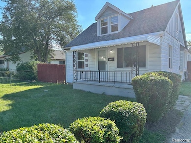 Bungalow featuring a shingled roof and a porch