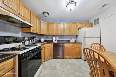 712 Zlotkin Cir unit 8, Freehold, NJ 07728 - photo 7