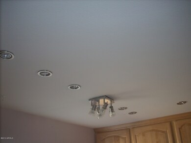 Kitchen (can lights)