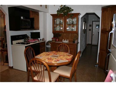 Kitchen. Bright cheerful eat-in kitchen