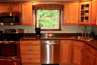 You will enjoy cooking and entertaining in this we