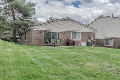 29637 Farmbrook Villa Ct unit 21, Southfield, MI 48034 - photo 2