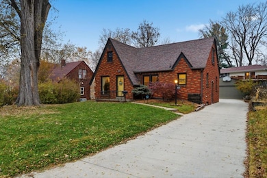 6521 Elmcrest Dr, Windsor Heights, IA 50324 - photo 2