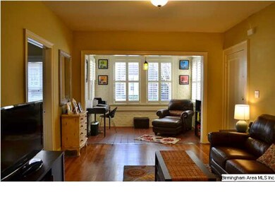 Open floor plan - large living room - great for en