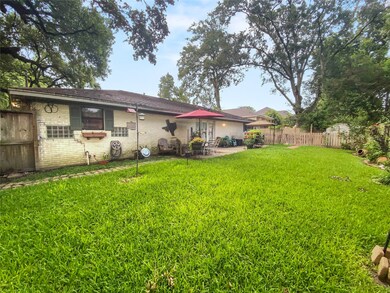 1621 W Blum St, Alvin, TX 77511 - photo 5