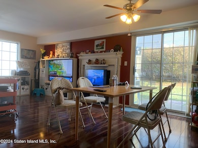 56 Saturn Ln unit 56, Staten Island, NY 10314 - photo 6