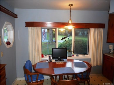 Kitchen eating area...