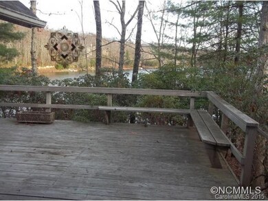 LARGE DECKS TO ENJOY LAKE