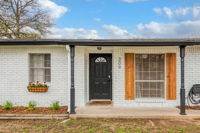 309 Glenmoor Dr, Fredericksburg, TX 78624 - photo 2