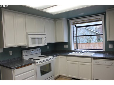 3472 Honeywood St, Eugene, OR 97408 - photo 4