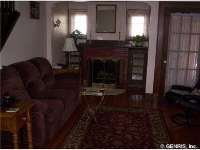 Living Room Shining hardwoods, natral stain trim!