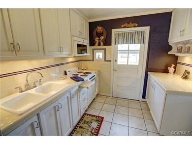Lots of cabinetry and tile back splash, washer and